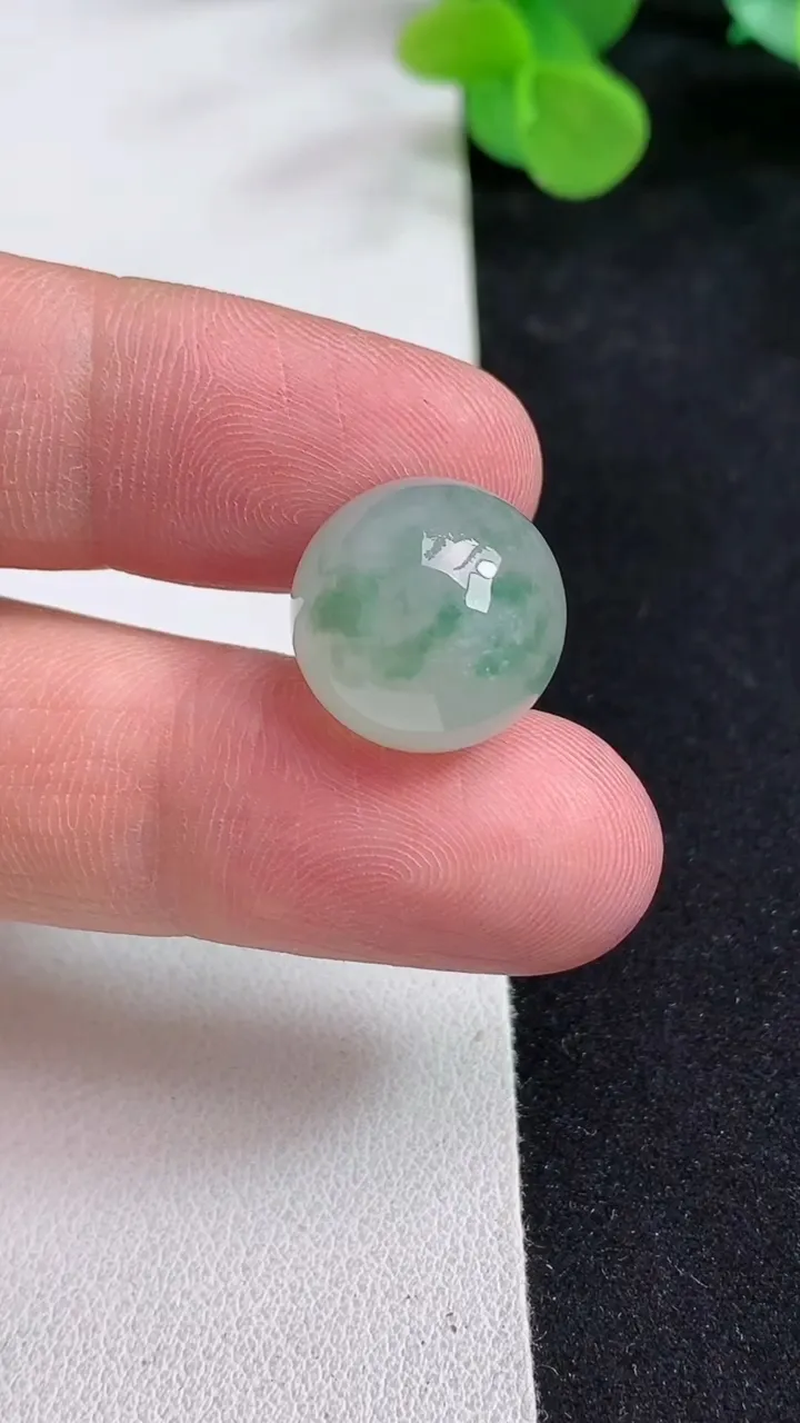 天然A货翡翠飘花圆珠吊坠，尺寸15，重量:6.04g5月12日
工厂直销收藏佳品,种好水足，色泽均匀