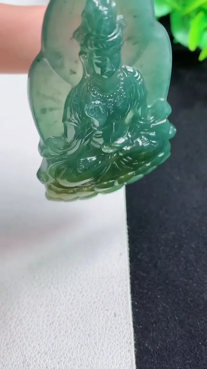 天然A货翡翠蓝水双彩观音菩萨吊坠，尺寸66.3-34.8-5.8，重量:25.17g
5月12日