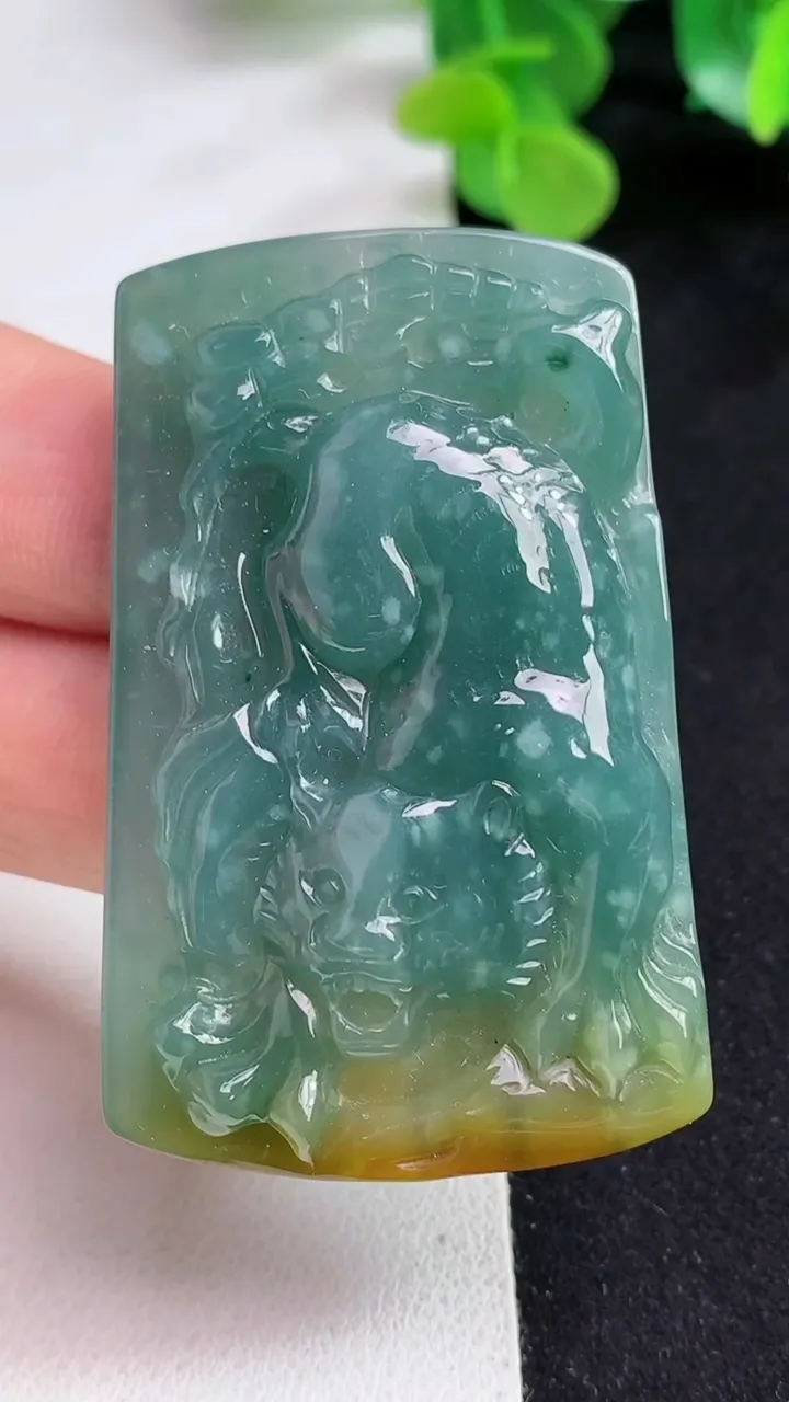 天然A货翡翠蓝水双彩生肖虎吊坠，尺寸54-34-7.5，重量:29.10g
5月12日