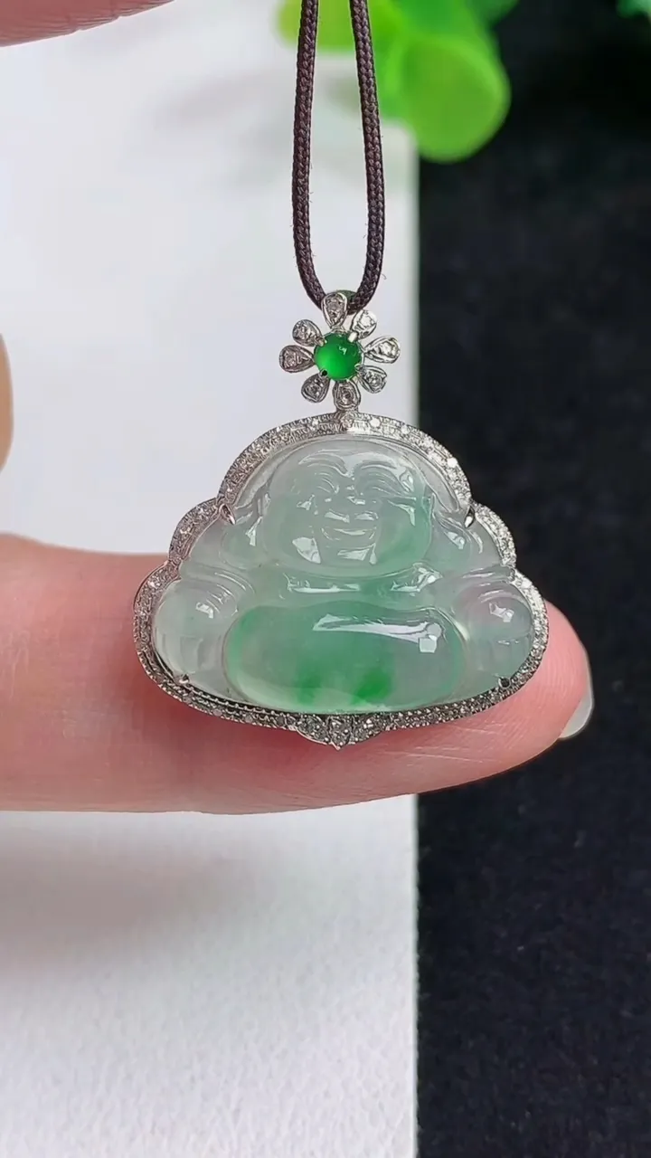 天然A货翡翠佛公吊坠，尺寸25.3-23.2-7.4，裸石15-20.8，重量:3.25g
5月12