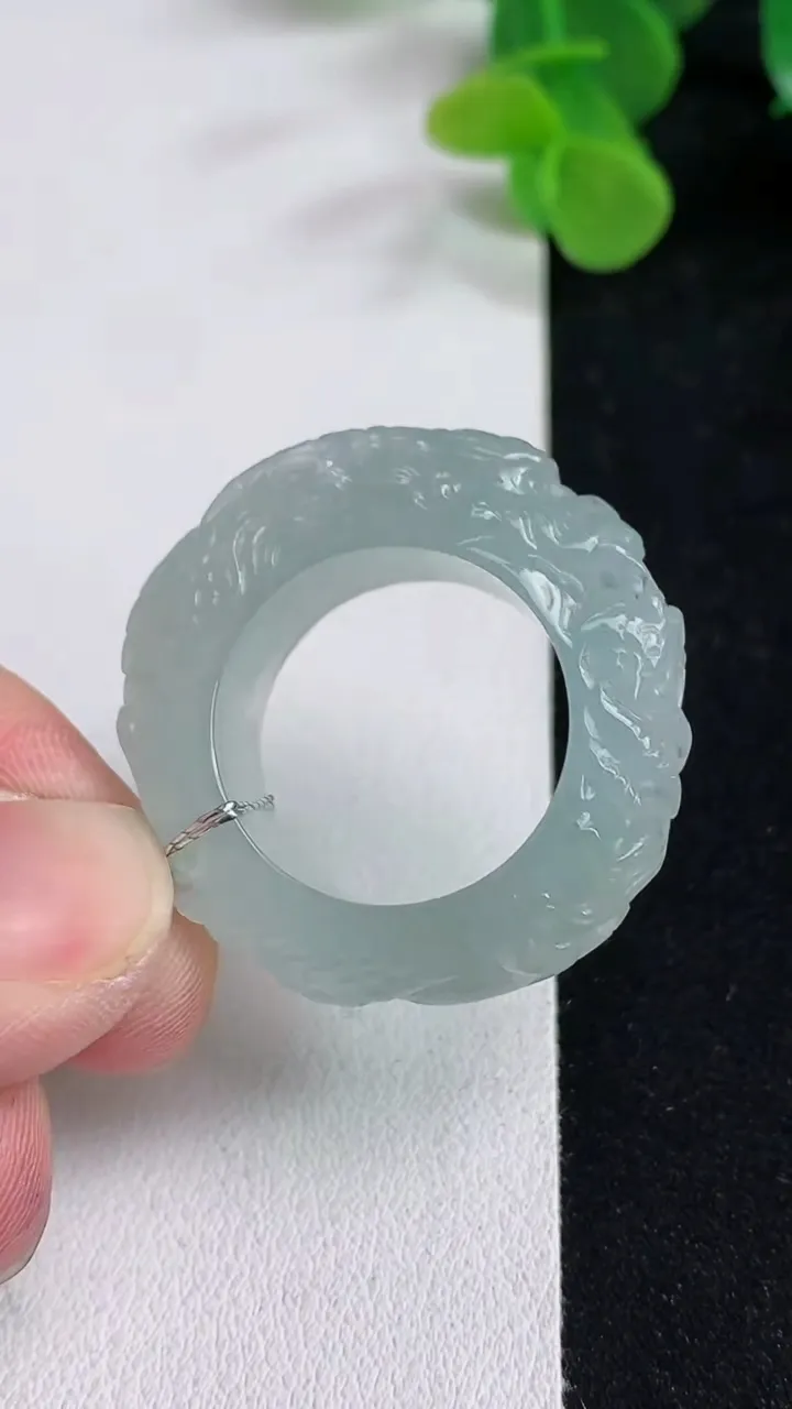 天然A货翡翠白冰指环扳指，尺寸21-9.8-6.8，重量:15.94g2025年5月12日
工厂直销收藏佳品,种好水足，色泽均匀，有种有色，上手高大气！