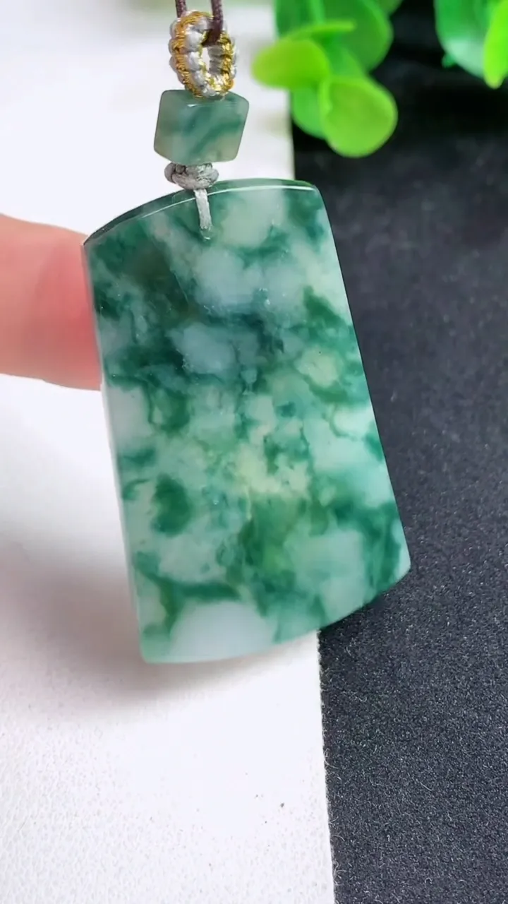 天然A货翡翠飘花无事牌吊坠，尺寸48.2-30.7-3.7，重量:16.70g
5月12日