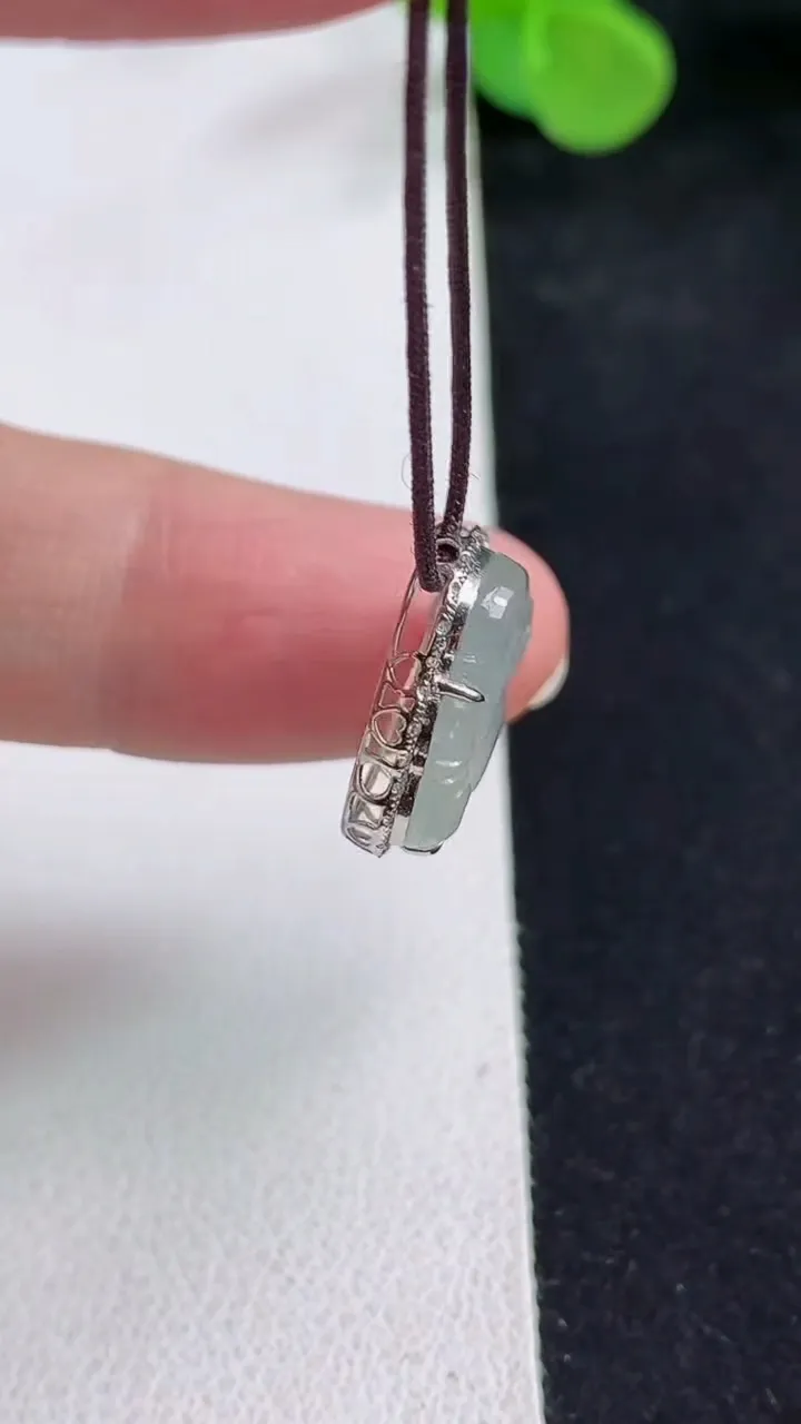 天然A货翡翠白冰佛公吊坠，尺寸15.3-16.6-5.3，裸石13.7-14.6，重量:1.48g
5月12日