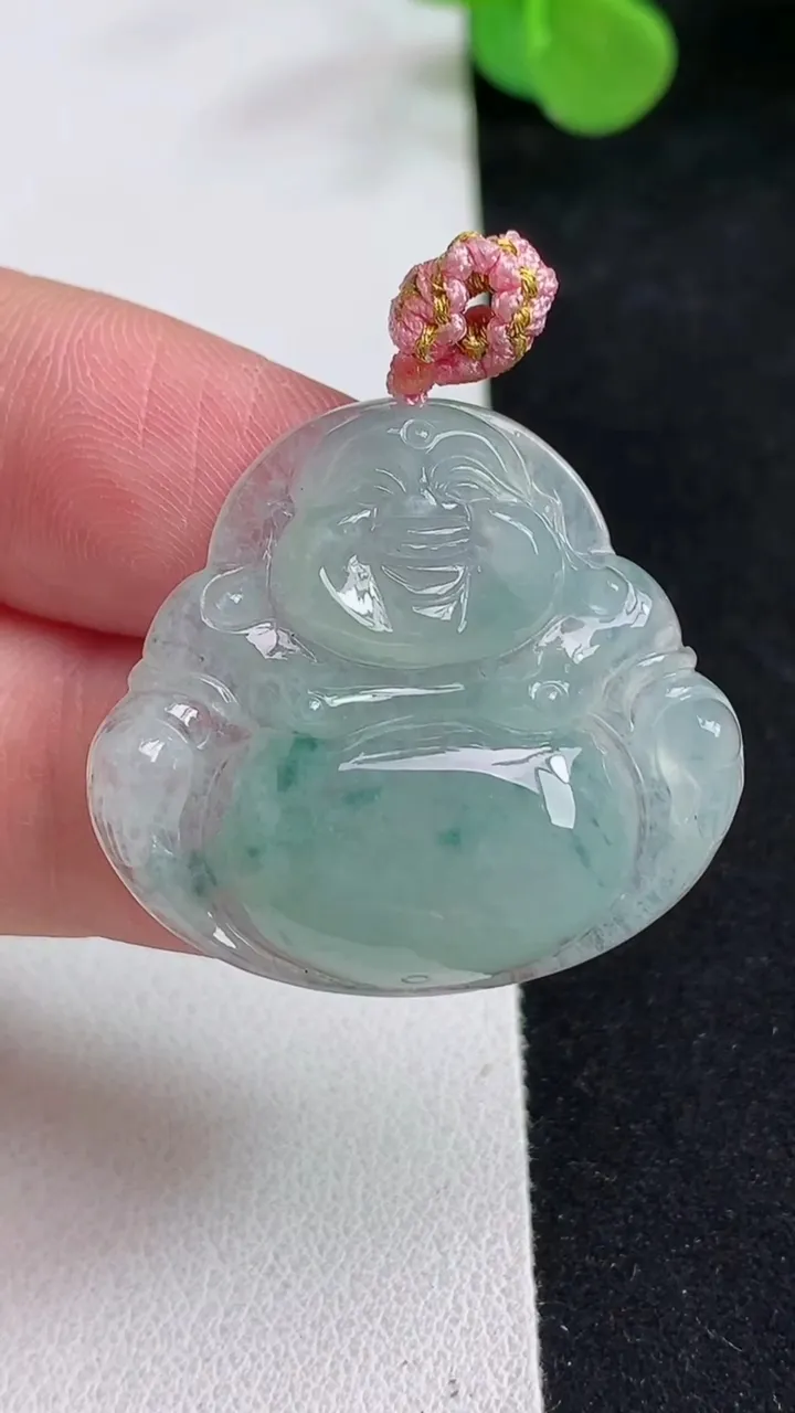 天然A货翡翠飘花佛公吊坠，尺寸28.3-31.6-6，重量:8.23g
5月12日