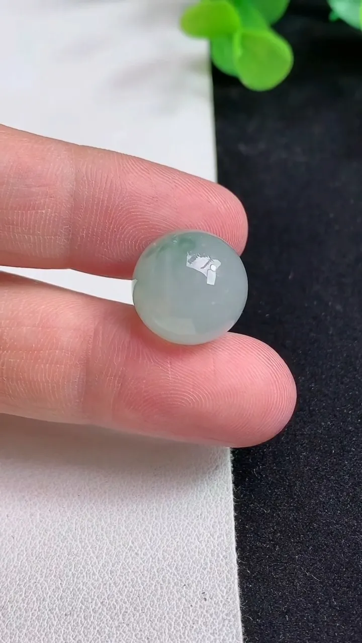 天然A货翡翠飘花圆珠吊坠，尺寸15，重量:6.04g5月12日
工厂直销收藏佳品,种好水足，色泽均匀，有种有色，上手高大气！