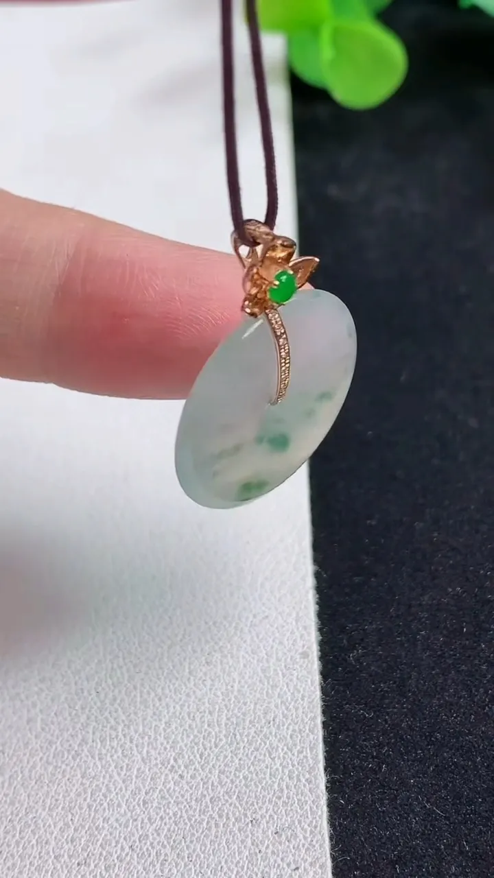 天然A货翡翠飘花平安扣吊坠，尺寸21.2-3.7，重量:4.03g
5月12日