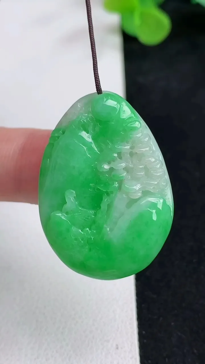 天然A货翡翠山水牌吊坠，尺寸33.5-23.5-6.5，重量:11.36g
5月12日