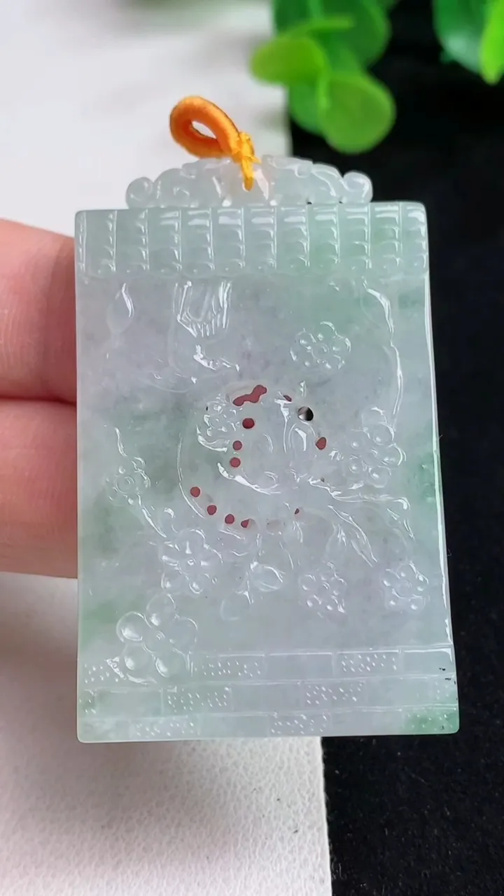 天然A货翡翠鸟语花香吊坠，尺寸53-33-4.8，重量:20.82g
5月12日