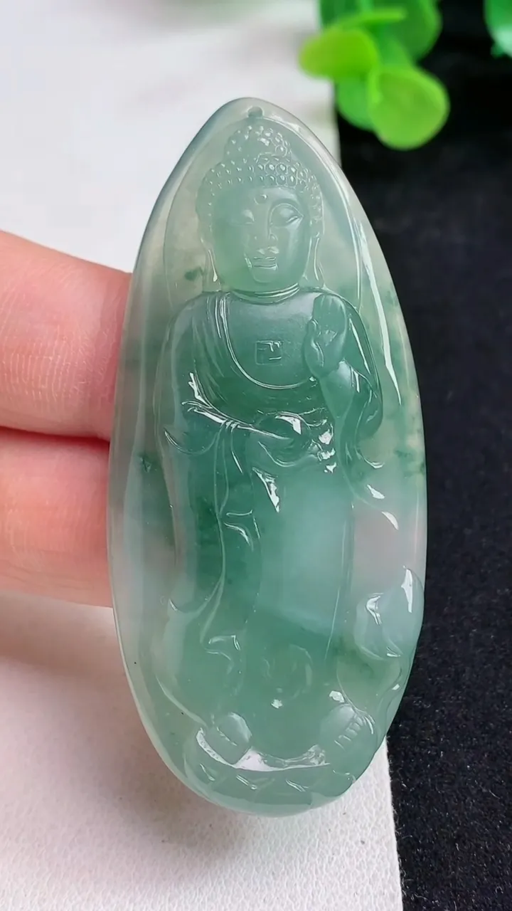 天然A货翡翠阿弥陀佛吊坠，尺寸65-29.2-6.7，重量:25.21g
5月12日