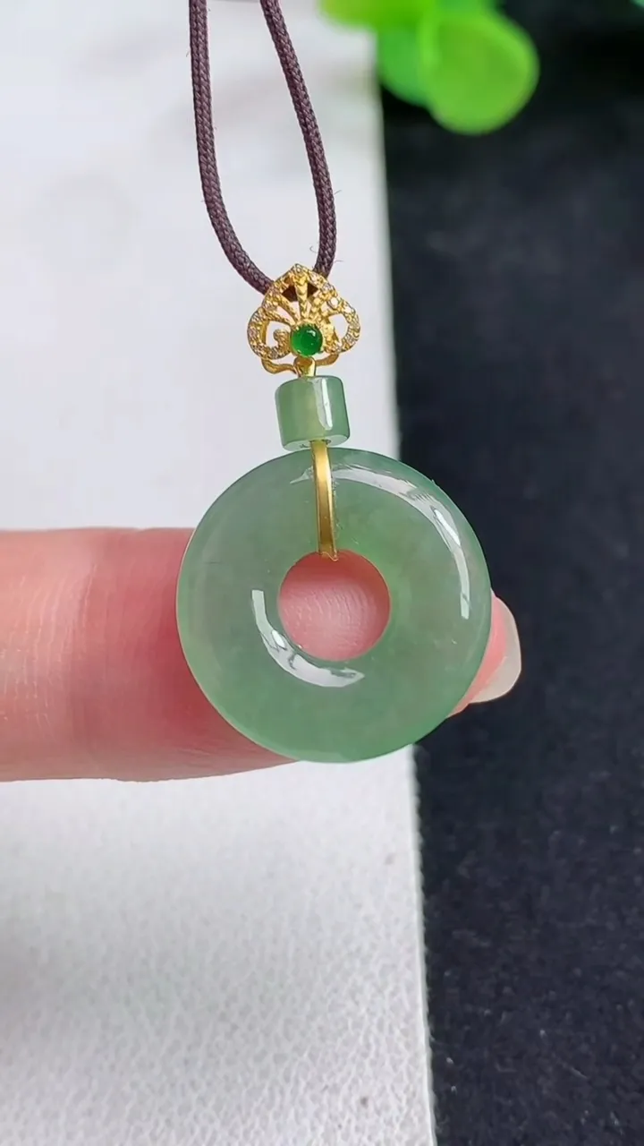 天然A货翡翠平安环吊坠，尺寸17.4-3，重量:2.07g
5月12日
