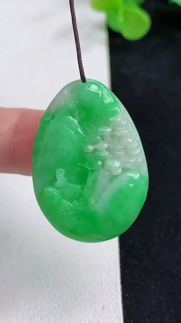 天然A货翡翠山水牌吊坠，尺寸33.5-23.5-6.5，重量:11.36g
5月12日
