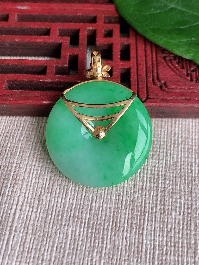 天然A货翡翠18K金伴飘绿平安扣吊坠尺寸31.8×24.3×5.4m量8.22g 0511