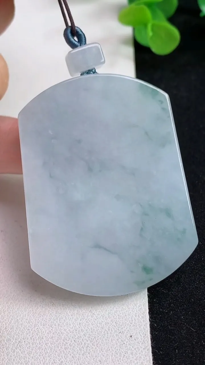 天然A货翡翠飘花无事牌吊坠，尺寸54-41.3-5.8，重量:40.08g
5月12日
