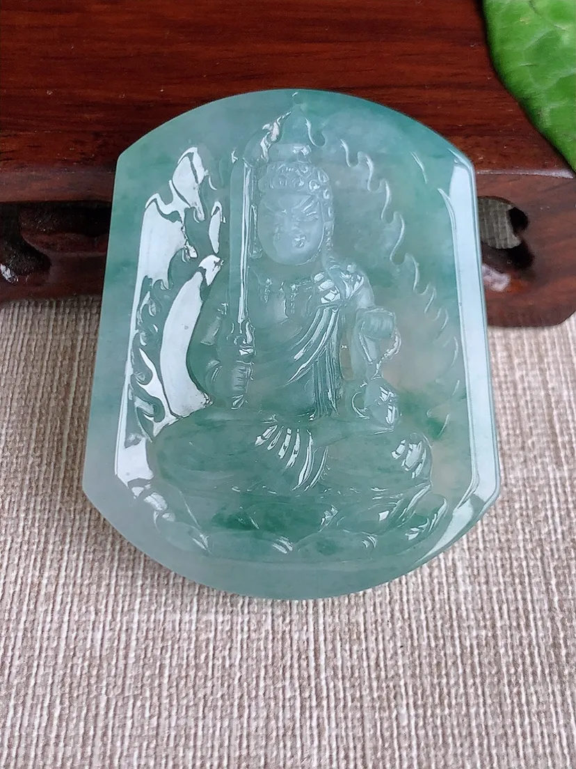 天然A货翡翠飘花一刀切不动明王吊坠尺寸52.2×42×6m量28.72g 0511