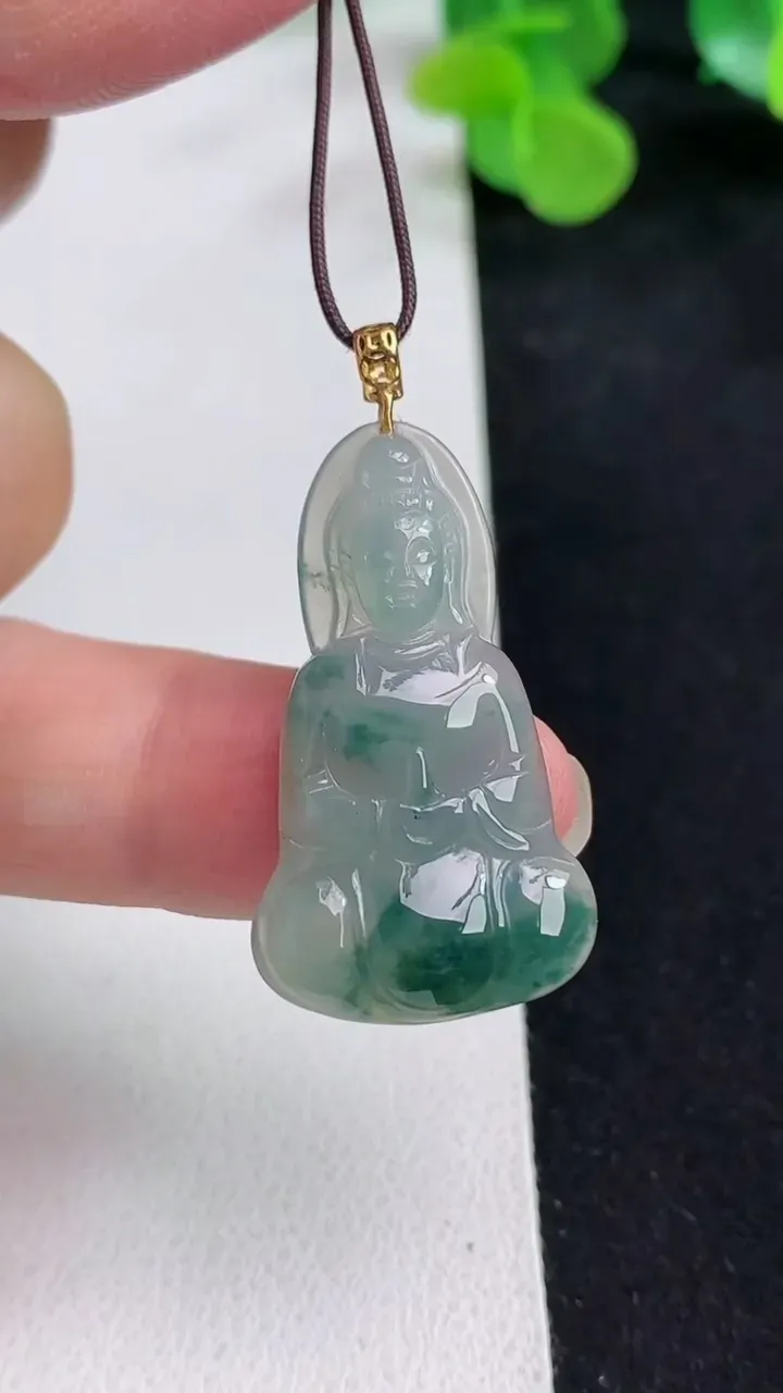 天然A货翡翠飘花素衣观音吊坠，尺寸32.2-18.4-3.8，重量:3.47g
5月12日
