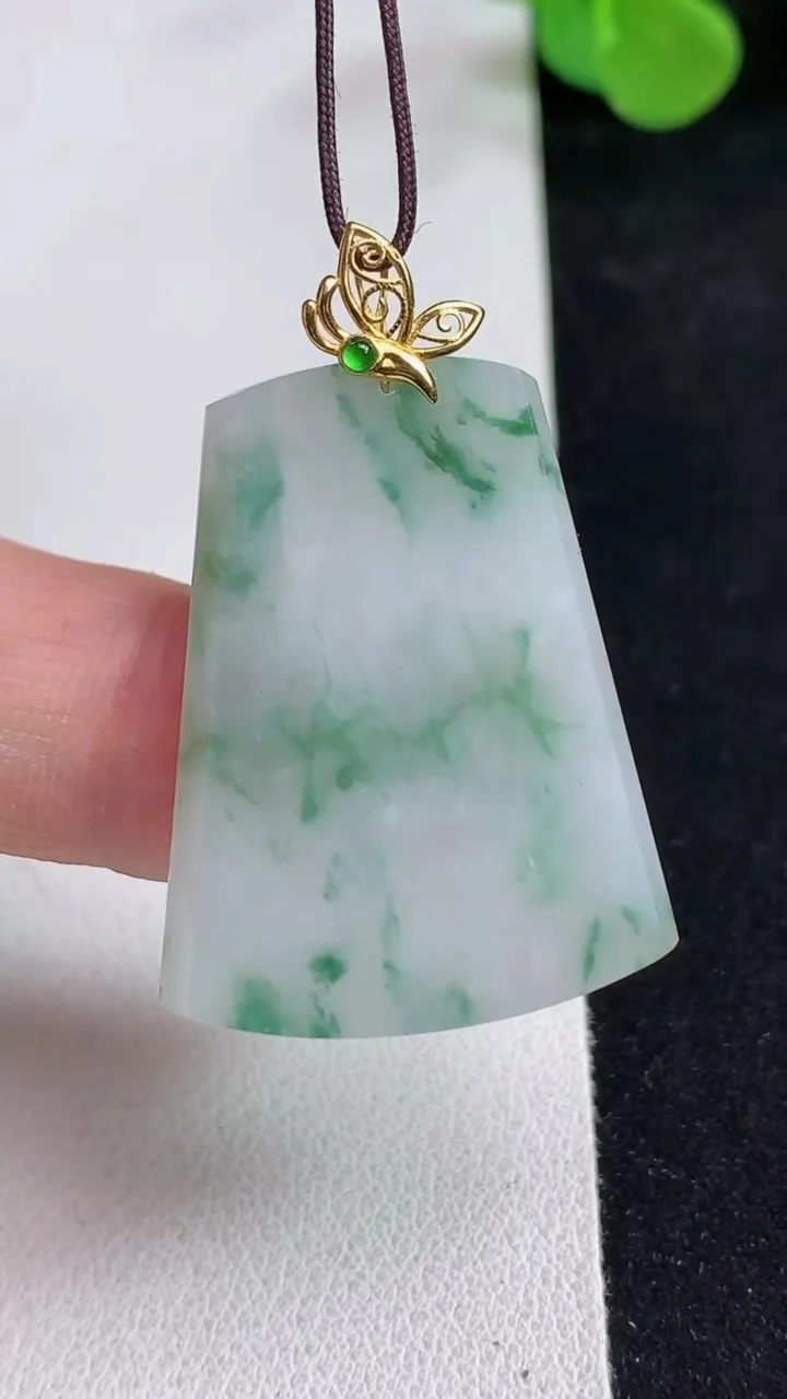 天然A货翡翠k金飘花无事牌吊坠，尺寸33.2-26-2.8，重量:6.50g
5月12日