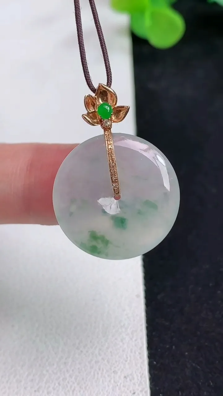 天然A货翡翠飘花平安扣吊坠，尺寸21.2-3.7，重量:4.03g
5月12日