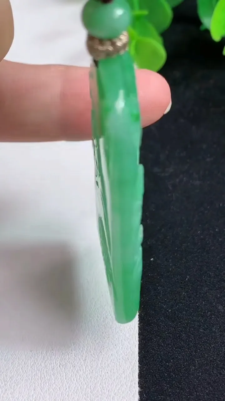 天然A货翡翠山水牌吊坠，尺寸55.7-28-6，重量:27.82g
5月12日