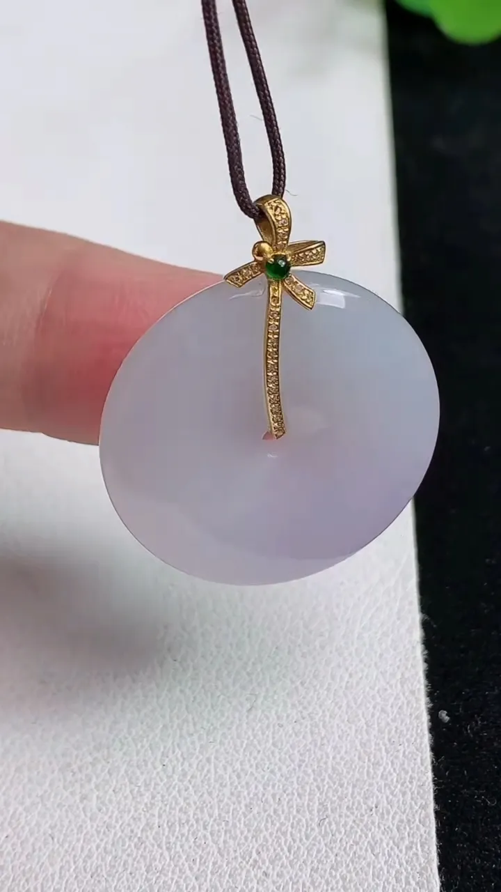 天然A货翡翠k金紫罗兰平安扣吊坠，尺寸25.7-5.5，重量:8.10g
5月12日