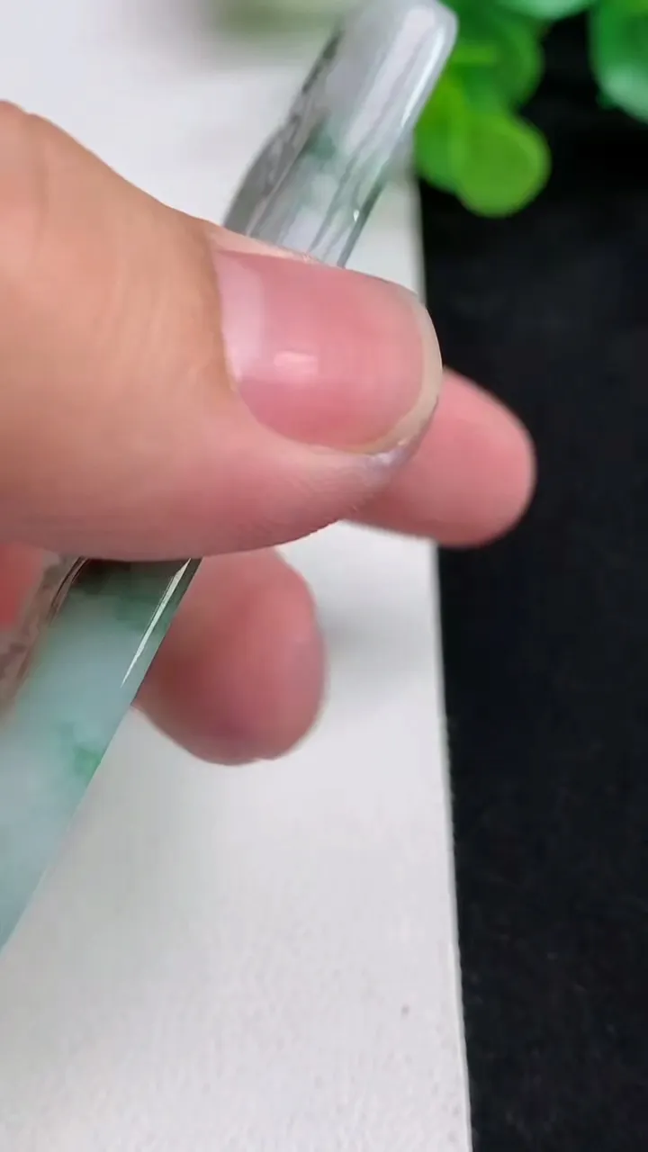 天然A货翡翠飘花文殊菩萨吊坠，尺寸72.7-43.8-6，重量:43.11g
5月12日