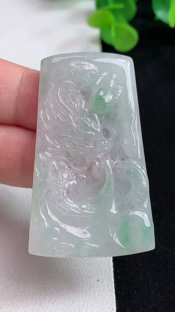 天然A货翡翠龙牌吊坠，尺寸52.6-31.2-4，重量:16.09g
5月12日