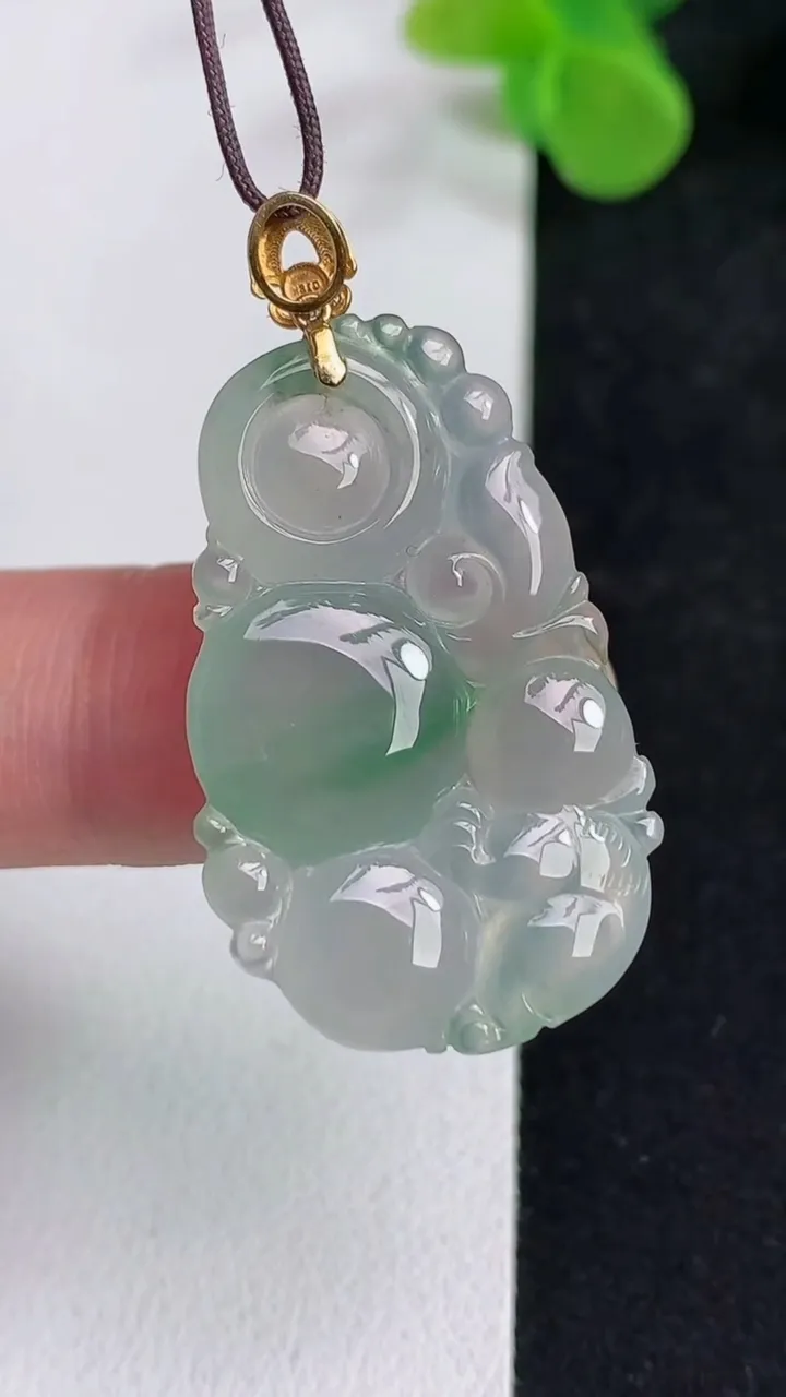 天然A货翡翠生肖猴吊坠，尺寸32-19.7-5，重量:5.72g
5月12日