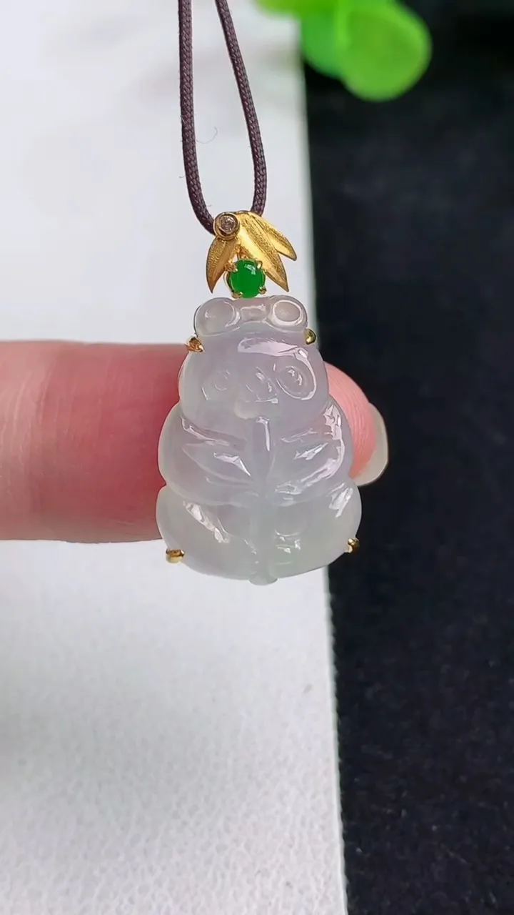 天然A货翡翠白冰熊猫吊坠，尺寸19-14-6.6，重量:3.15g
5月12日