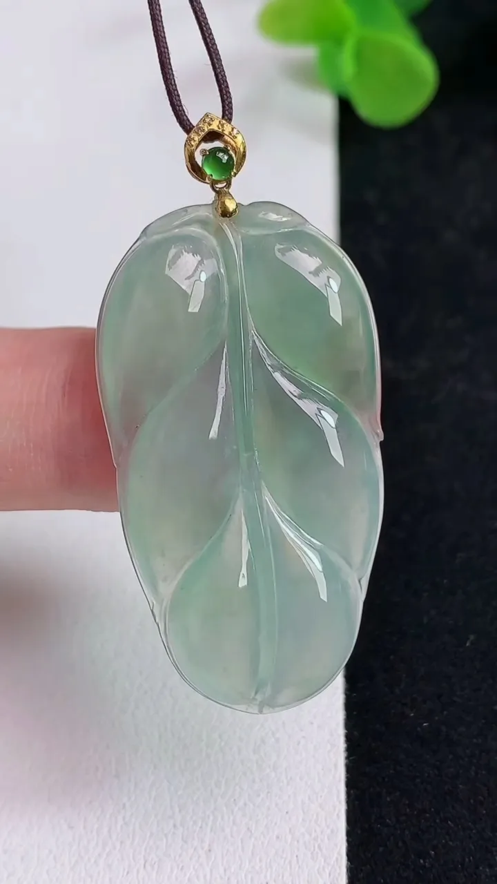 天然A货翡翠金枝玉叶 叶子吊坠，尺寸39.7-22-3.8，重量:6.39g
5月12日