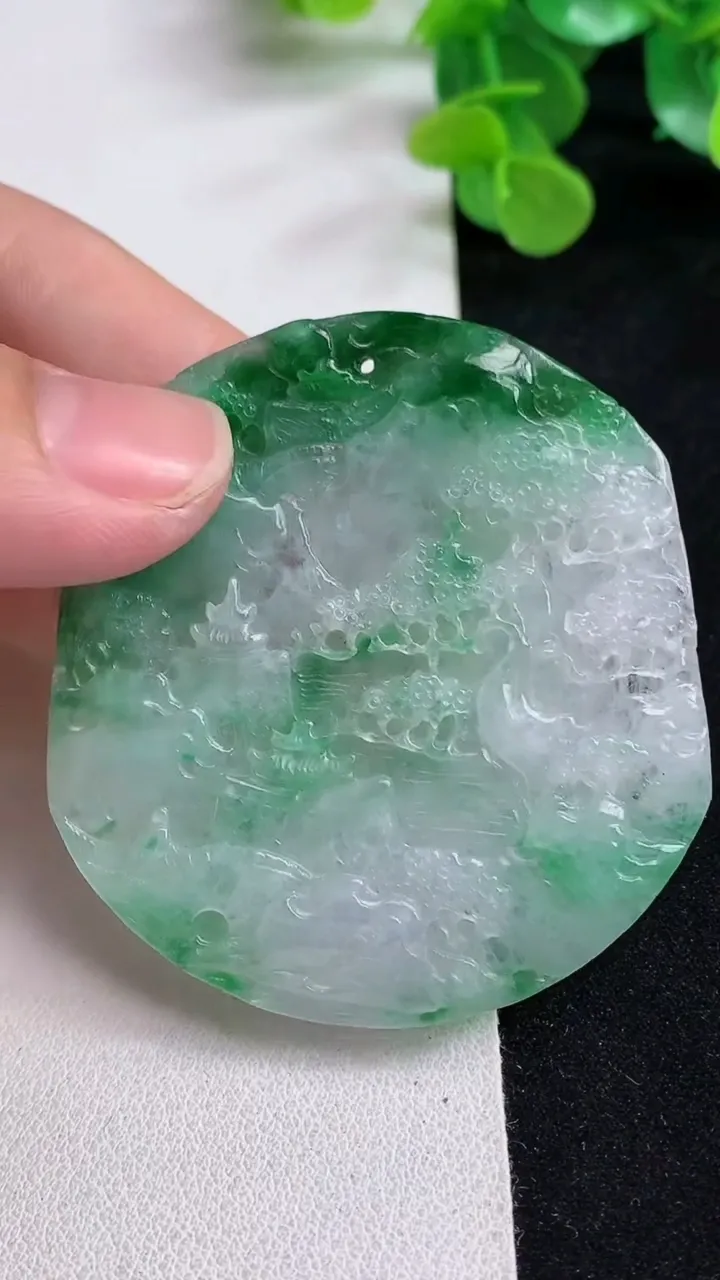 天然A货翡翠山水牌吊坠，尺寸56.3-52.2-5，重量:32.58g
5月12日