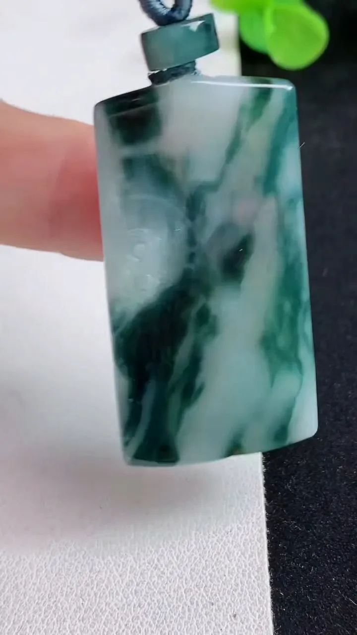 天然A货翡翠飘花仿古无事牌吊坠，尺寸45.7-24-5.5，重量:16.21g
5月12日