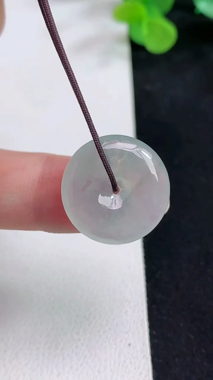 天然A货翡翠白冰平安扣吊坠，尺寸19.6-4.3，重量:3.48g
5月12日