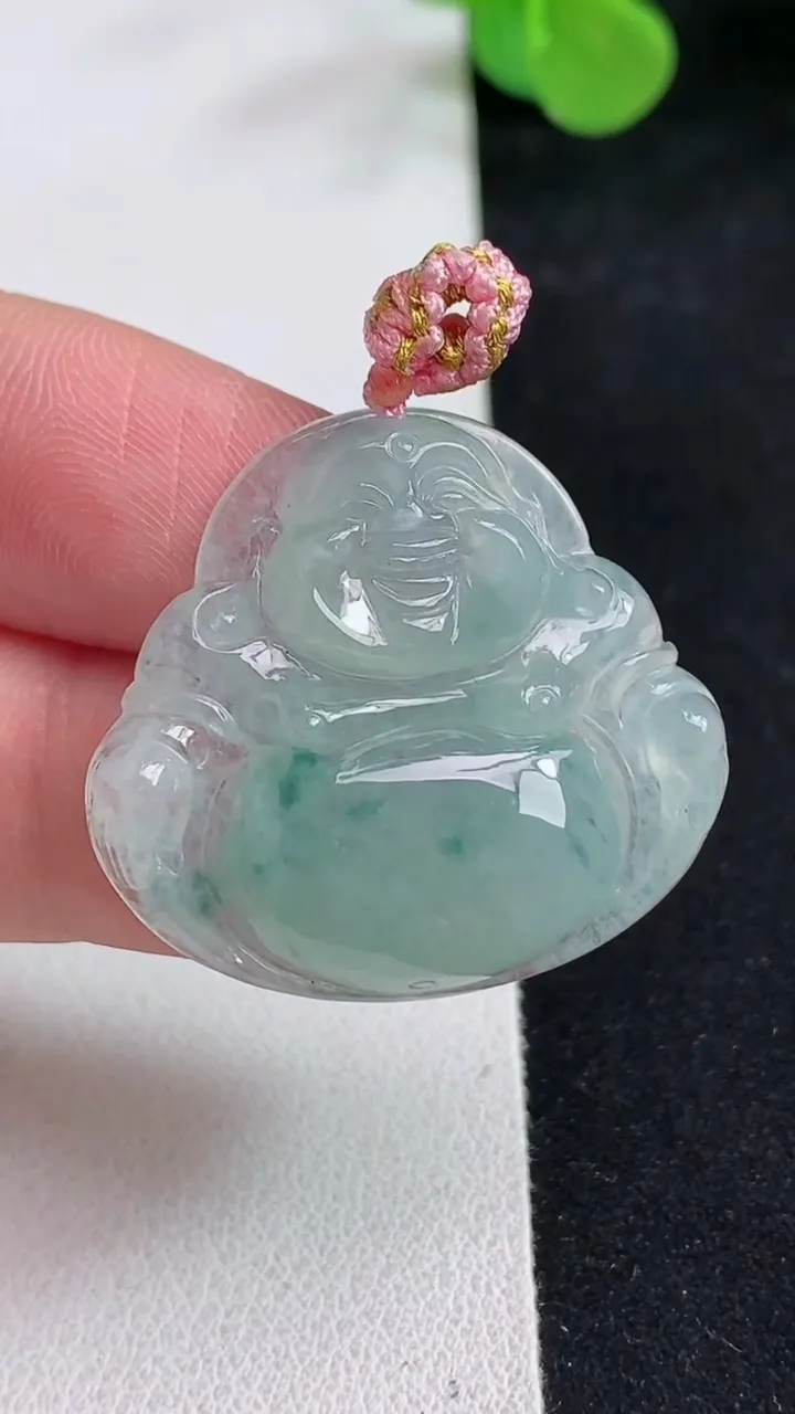 天然A货翡翠飘花佛公吊坠，尺寸28.3-31.6-6，重量:8.23g
5月12日
