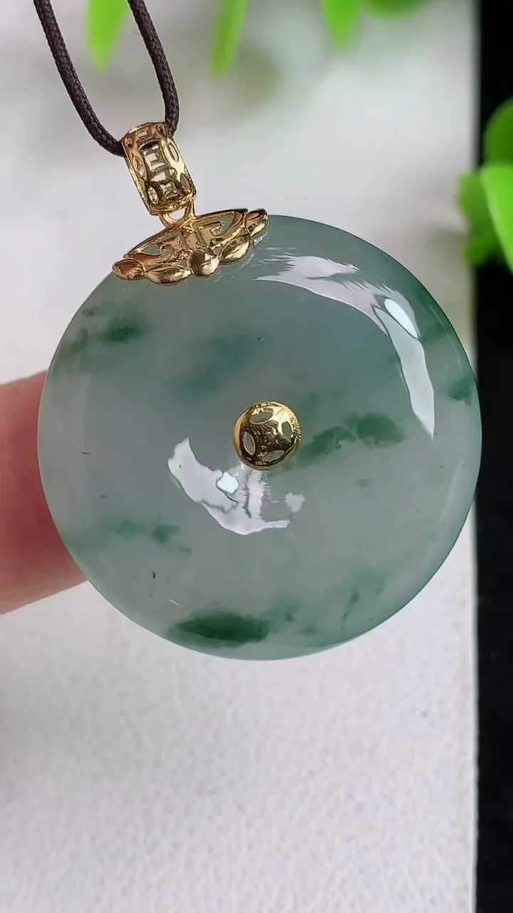 天然A货翡翠飘花平安扣吊坠，尺寸32-25.8-5.8，重:8.20g
5月12日
