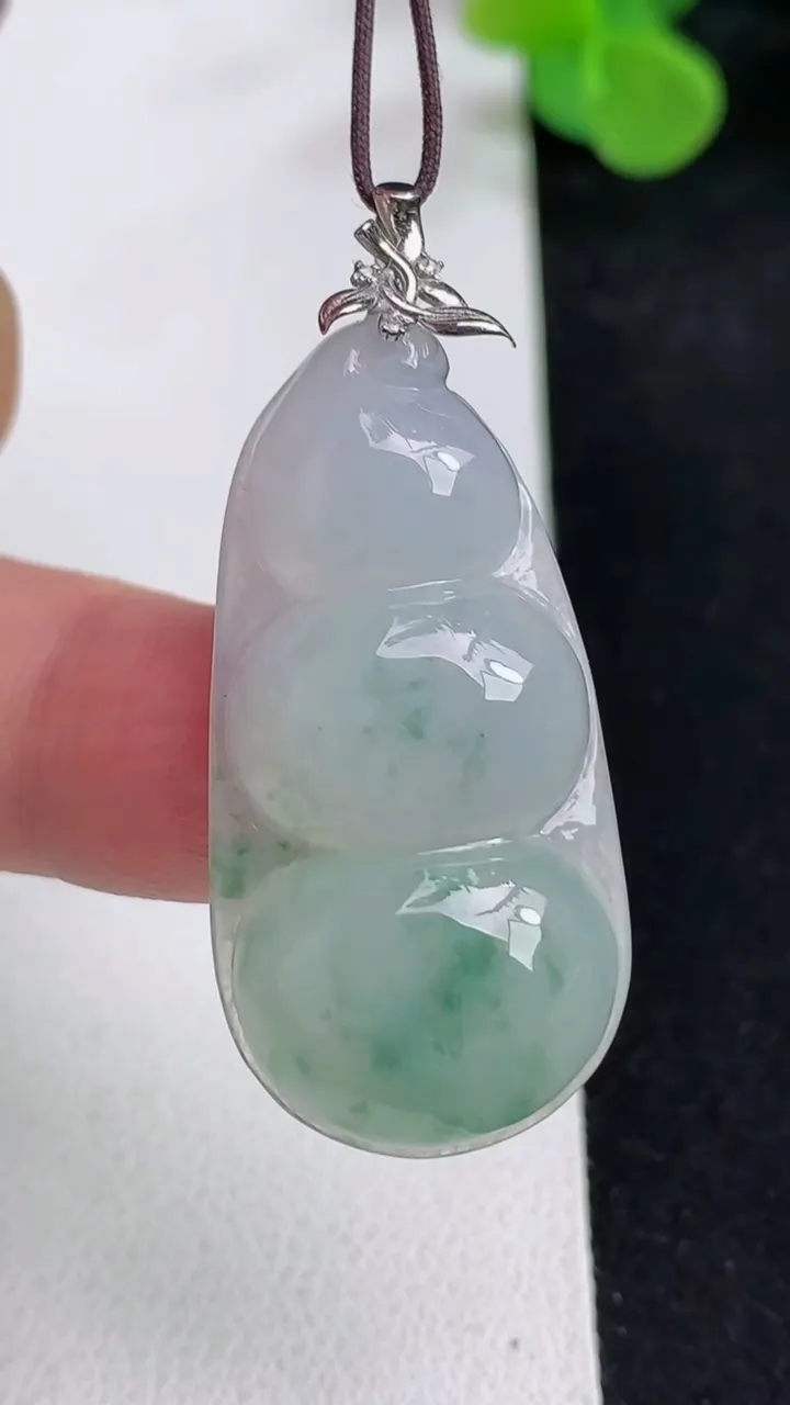 天然A货翡翠k金飘花福豆吊坠，尺寸37.6-19.2-7，重量:8.30g
5月12日