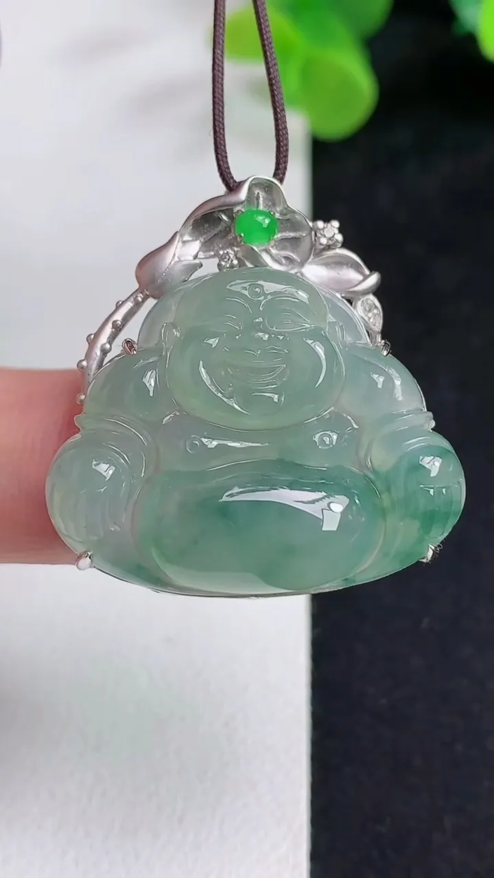 天然A货翡翠飘花佛公吊坠，尺寸23.4-29.2-8.2，重量:8.10g
5月12日