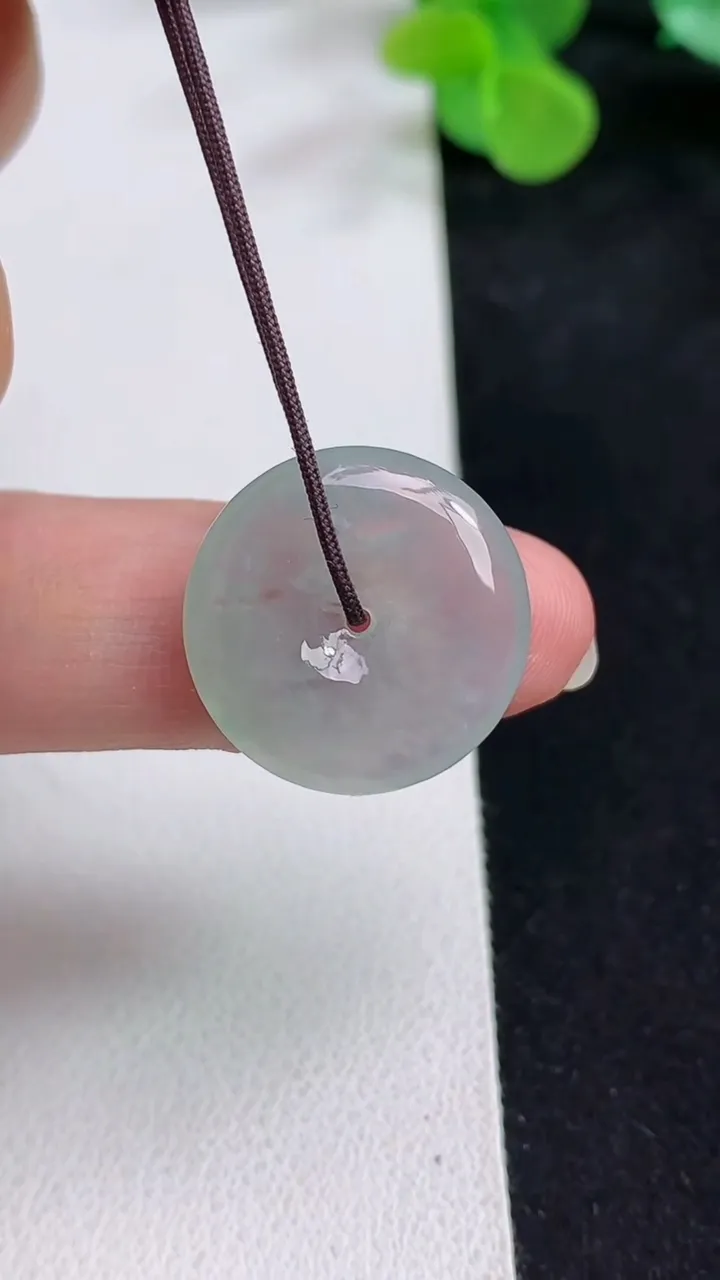 天然A货翡翠白冰平安扣吊坠，尺寸19.6-4.3，重量:3.48g
5月12日