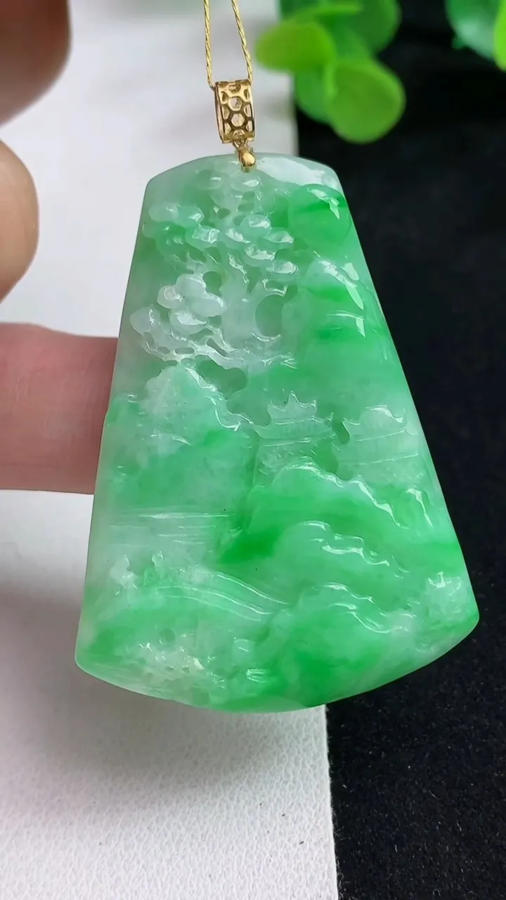 天然A货翡翠山水牌吊坠，尺寸49.7-36.7-5，重量:18.00g
5月12日