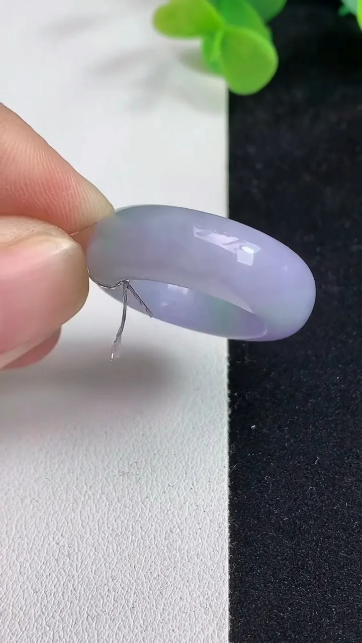 天然A货翡翠紫罗兰指环扳指，尺寸19-8.8-4.8，重量:9.38g2025年5月12日
工厂直销收藏佳品,种好水足，色泽均匀，有种有色，上手高大气！