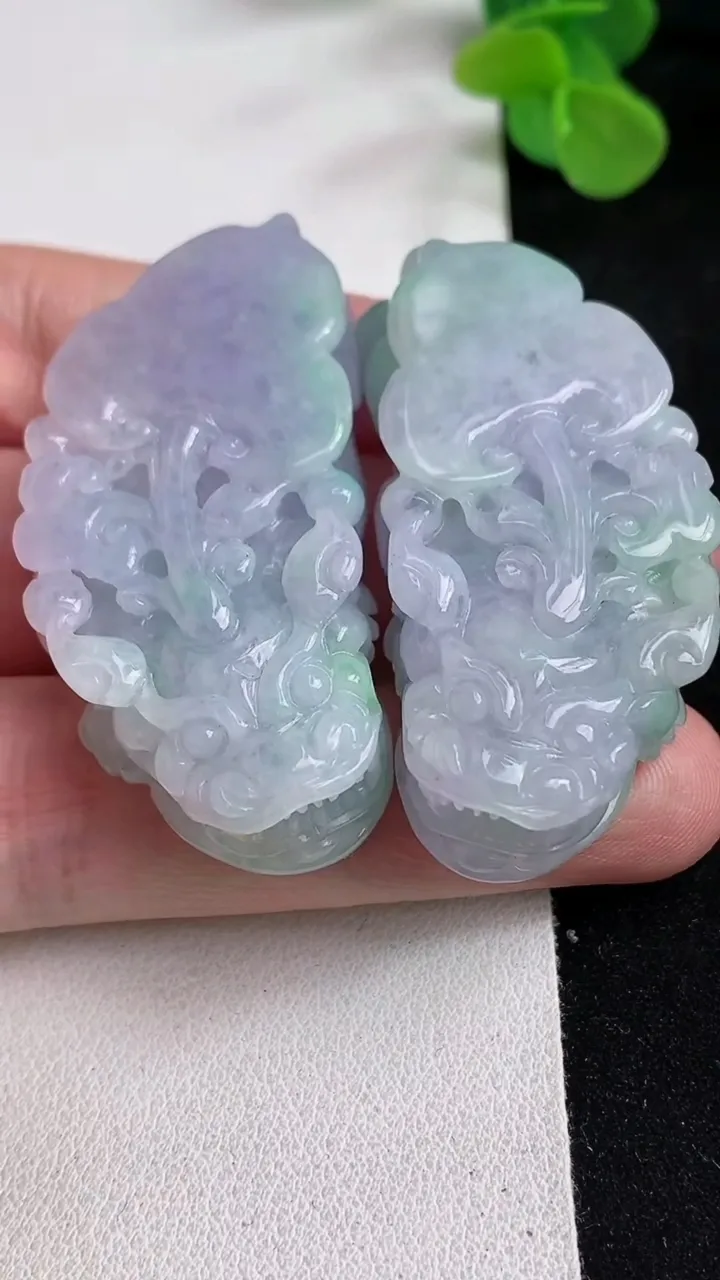 天然A货翡翠春带彩 紫罗兰貔貅吊坠一对，尺寸49.7-23.8-11.6，重量:60.78g
5月12日