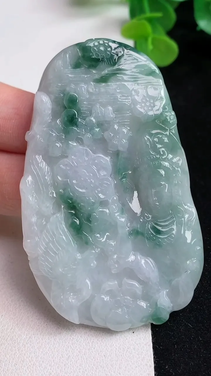 天然A货翡翠飘花观音头吊坠，尺寸72.4-44.5-5.5，重量:41.05g
5月12日