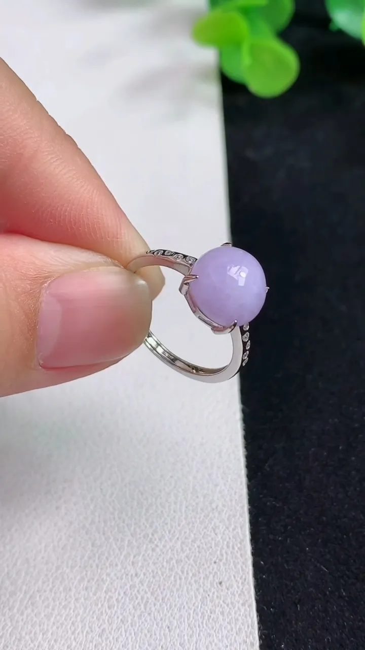 天然A货翡翠925银紫罗兰蛋面戒指，尺寸9.6-9.3，重量:2.08g2025年5月12日
工厂直销收藏佳品,种好水足，色泽均匀，有种有色，上手高大气！