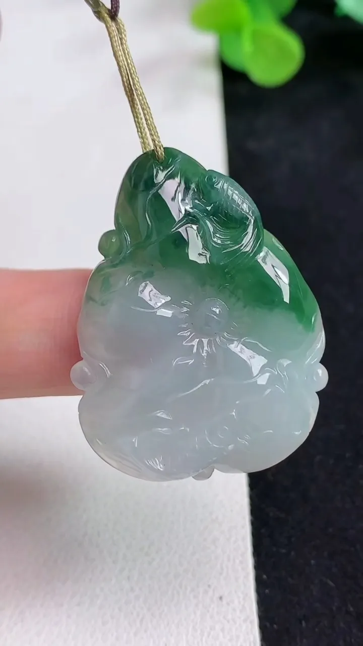 天然A货翡翠飘花荷叶鱼吊坠，尺寸36.2-28.7-6.6，重量:11.51g
5月12日