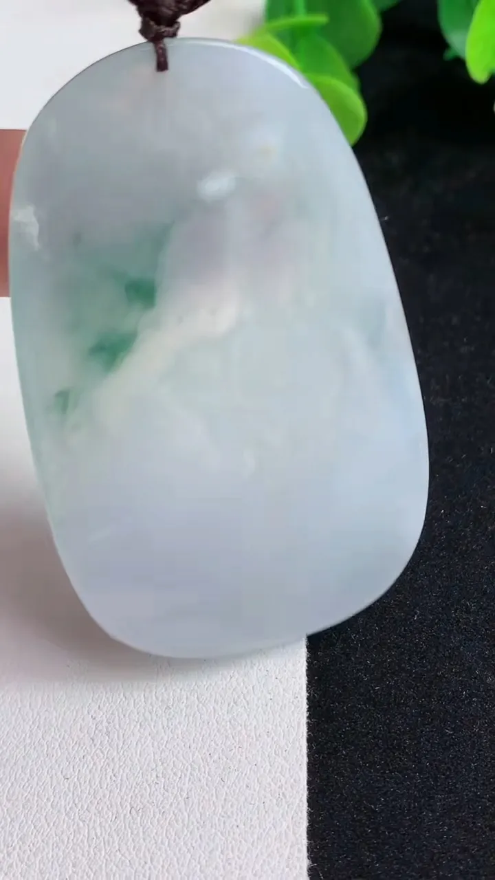 天然A货翡翠飘花普贤菩萨吊坠，尺寸61-37.4-5.6，重量:32.23g
5月12日