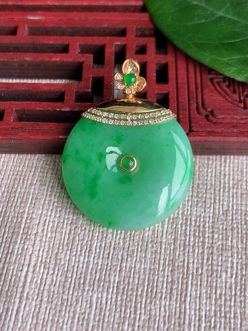 天然A货翡翠18K金伴飘绿平安扣吊坠尺寸31.8×24.3×5.4m量8.22g 0511