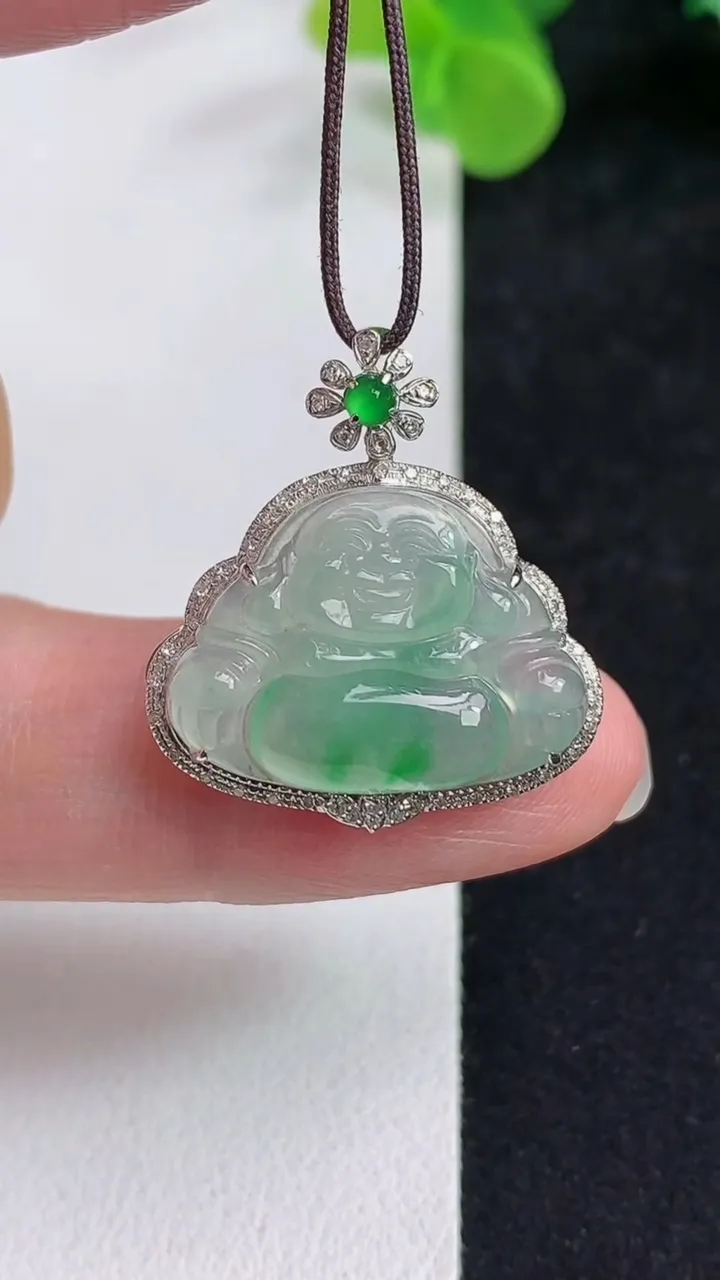 天然A货翡翠佛公吊坠，尺寸25.3-23.2-7.4，裸石15-20.8，重量:3.25g
5月12日