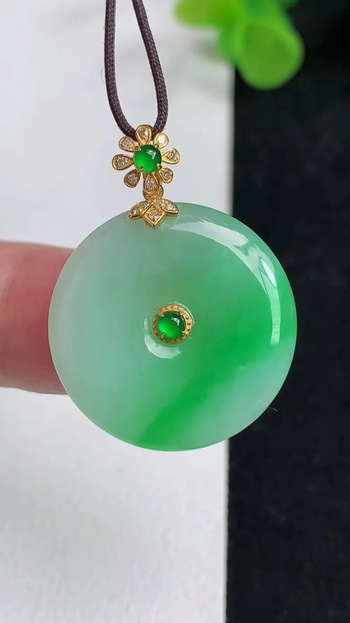 天然A货翡翠平安扣吊坠，尺寸22.8-3.7，重量:4.39g
5月12日