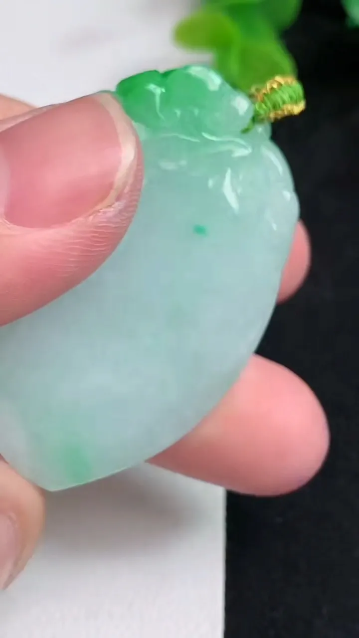 天然A货翡翠灵猴献瑞 福瓜吊坠，尺寸47.3-31.8-10.5，重量:32.92g
5月12日