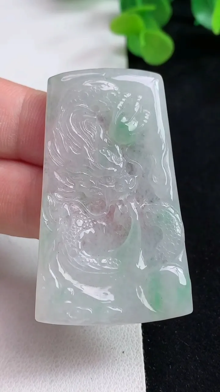 天然A货翡翠龙牌吊坠，尺寸52.6-31.2-4，重量:16.09g
5月12日