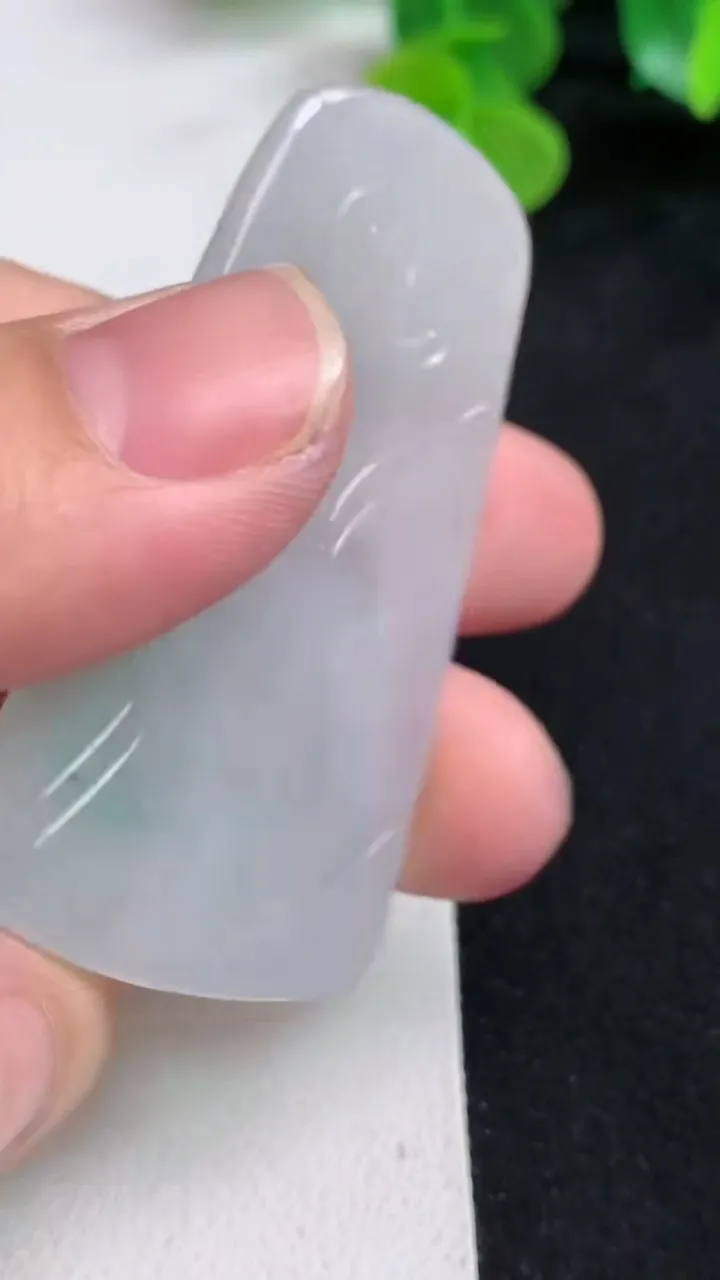 天然A货翡翠观音菩萨吊坠，尺寸57-30.8-4.5，重量:18.42g
5月12日