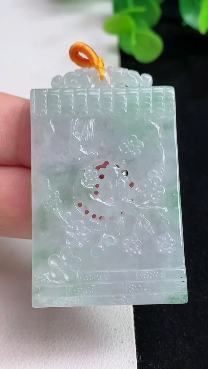 天然A货翡翠鸟语花香吊坠，尺寸53-33-4.8，重量:20.82g
5月12日